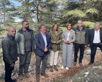 السفير البريطاني ووزيرة البيئة افتتحا درب الملك تشارلز الثالث لإعادة التشجير في محمية الشوف
