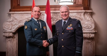 قائد الجيش زار وزارة الدفاع الهولندية وقيادة الشرطة العسكرية الملكية