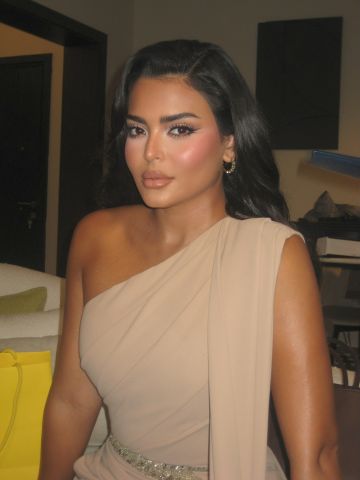 أسماء جلال تتألق بفستان طوني ورد في عرض فيلم السلم والثعبان 