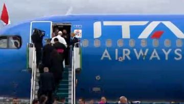 البابا لاوون الرابع عشر يصل إلى مطار اسطنبول متوجها الى الطائرة التي تقله إلى بيروت