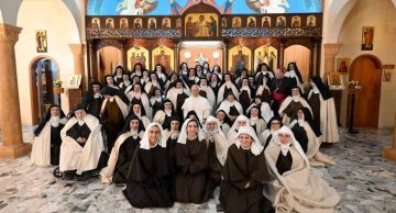 بالصور البابا لاوون بزيارة مفاجئة لدير الراهبات الكرمليات المحصنات في حريصا
