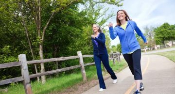 عشر دقائق مشي عند الظهيرة وصفة بسيطة لمزاج وطاقة أفضل في الشتاء