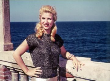 الذكرى الـ11 لرحيل الفنانة اللبنانية صباح..قصص من وراء الكواليس عن فساتينها الأسطورية الذكرى الـ11 لرحيل الفنانة اللبنانية صباح..قصص من وراء الكواليس عن فساتينها الأسطورية