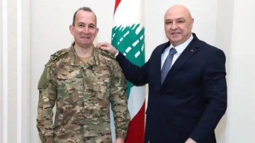 رئيس الجمهورية وقائد الجيش زارا ثكنة بنوا بركات في صور وبحثا مع قائد قطاع جنوب الليطاني الاعتداءات الإسرائيلية ومهمات الجيش