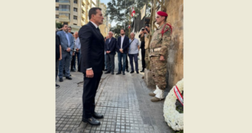 شحادة وضع إكليلا من الزهر على نصب رينيه معوض باسم الجمهورية اللبنانية