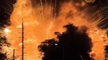 بالفيديو: حريق مرعب... النيران تلتهم منشأة للنفايات! بالفيديو: حريق مرعب... النيران تلتهم منشأة للنفايات!