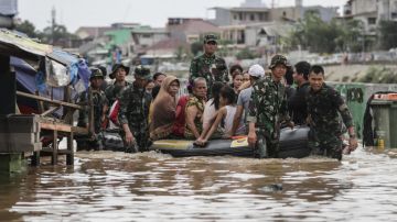 بالفيديو: فيضانات وانهيارات أرضية... هذا ما خلفته