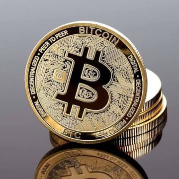 بيتكوين تتراجع دون تسعين ألف دولار وتمحو مكاسب العام وسط موجة بيع حادة