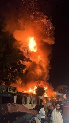 حريق جانب كافيه انتيكا في منطقة روضة الشهيدين في الشياح حريق جانب كافيه انتيكا في منطقة روضة الشهيدين في الشياح