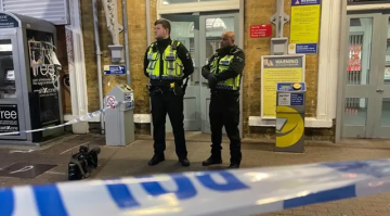 طعن جماعي مروع على متن قطار متجه إلى لندن.. 9 في حالة حرجة طعن جماعي مروع على متن قطار متجه إلى لندن.. 9 في حالة حرجة