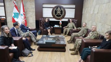 قائد الجيش عرض مع وفد فرنسي العمل على تطبيق اتفاق وقف الأعمال العدائية قائد الجيش عرض مع وفد فرنسي العمل على تطبيق اتفاق وقف الأعمال العدائية