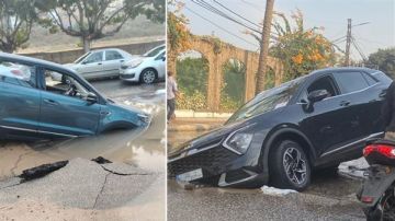 انزلاق السيارات في حفرة على الطريق... وتحذير لسالكيه