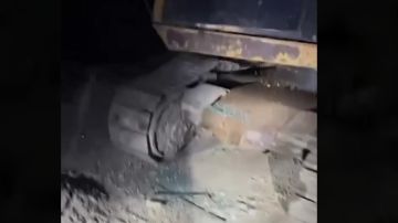 بالفيديو: استهداف جرافة ليلا