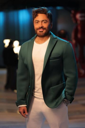 تامر حسني يواصل علاجه بعد جراحة طارئة في ألمانيا