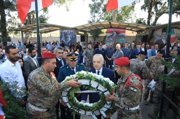 سلامة وضع إكليلا على ضريح الأمير مجيد أرسلان