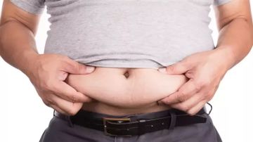 عن دهون البطن الزائدة.. تحذير عاجل للنساء