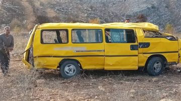 اصابة 13 طالبا بجروح بإنقلاب باص لنقلهم في منطقة صور اصابة 13 طالبا بجروح بإنقلاب باص لنقلهم في منطقة صور