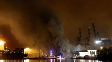 بالفيديو: حريق على متن سفينة شحن تحمل مواد كيميائية