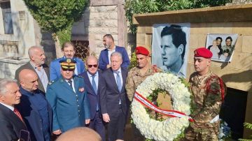 رجي وضع إكليلا من الزهر على ضريح الرئيس شمعون في دير القمر رجي وضع إكليلا من الزهر على ضريح الرئيس شمعون في دير القمر