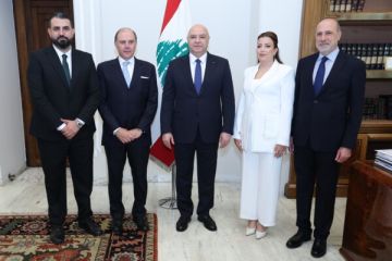 حاكم مصرف لبنان وأعضاء هيئة الأسواق المالية يؤدون اليمين أمام الرئيس عون حاكم مصرف لبنان وأعضاء هيئة الأسواق المالية يؤدون اليمين أمام الرئيس عون