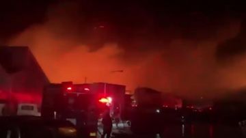 بالفيديو: حريق كبير أتى على أكثر من 100 مبنى