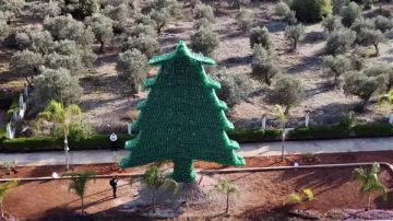 لبنان يدخل موسوعة غينيس بأكبر شجرة أرز مصنوعة من البلاستيك في العالم