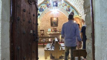 مجموعة أيقونات لقديسين في كنيسة