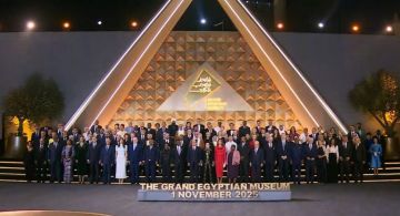 السيسى يتوسط صورة تذكارية مع القادة المشاركين فى حفل افتتاح المتحف المصري الكبير