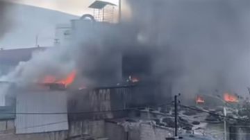 النيران تشتعل داخل معمل بطاريات قرب محطة وقود