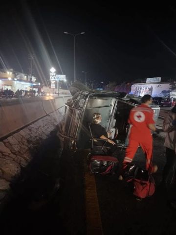 بالصور إنقلاب فان لنقل الركاب في عمشيت وفرق الدفاع المدني تعمل على إنقاذ الجرحى