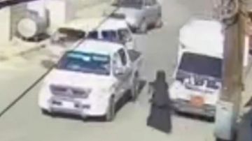 بالفيديو: لحظة خطف طفل من يد أمه