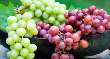 بين العنب الأحمر والأخضر.. أيهما أفضل؟