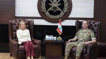 قائد الجيش بحث مع زواره في الأوضاع العامة قائد الجيش بحث مع زواره في الأوضاع العامة