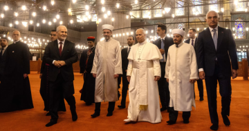 قداسة البابا يزور المسجد الأزرق بروح التأمل والاحترام