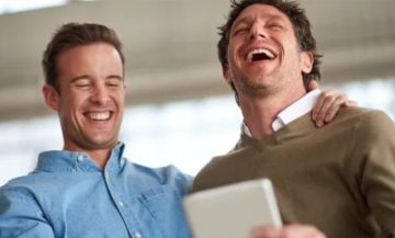 خبراء أعصاب يحذرون: نوبات الضحك غير المبررة قد تكشف أمراضا خطيرة