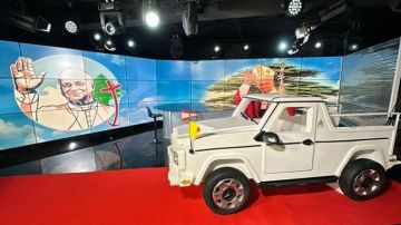 سيارة الـباباموبيلي وصلت الى تيلي لوميار استعدادا لزيارة البابا