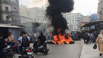 احتجاجا على إغلاق المداخل والمنافذ للمخيم... قطع طريق وإطارات مشتعلة!