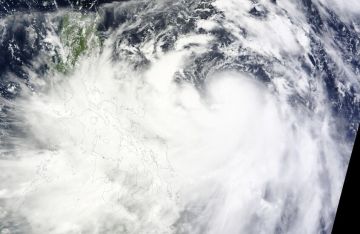 أقمار ترصد إعصار كالمايغي من الفضاء!