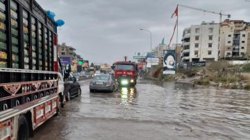 بالصور: بعد غرق طرقات ومبان... الدفاع المدني يتحرك