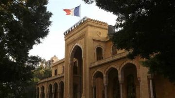 بالفيديو: احتجاج ليلي أمام السفارة الفرنسية: لا للحفلة!