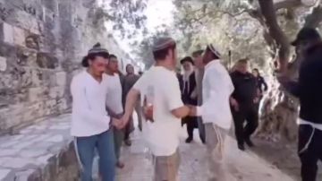 بحماية شرطة الاحتلال.. عشرات المستوطنين الصهاينة يقتحمون المسجد الأقصى