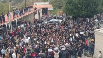 احتجاجات سلمية واسعة للطائفة العلوية في سوريا