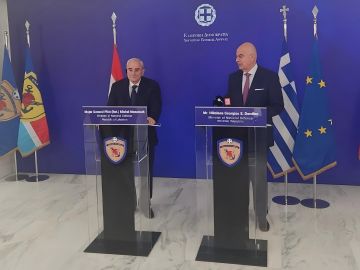 وزير الدفاع بحث مع نظيره اليوناني في سبل دعم الجيش وزير الدفاع بحث مع نظيره اليوناني في سبل دعم الجيش