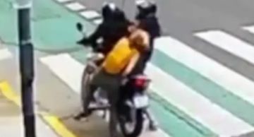 سائحة شجاعة.. تشبثت برجل سارق حتى وصول الشرطة سائحة شجاعة.. تشبثت برجل سارق حتى وصول الشرطة