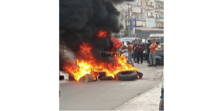 محتجون يقطعون طريق مخيم البداوي إحتجاجا على إغلاق مداخله