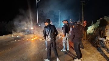 أصحاب شاحنات التهريب يقفلون الطريق احتجاجا على مصادرتها! (صورة)