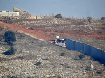 الجيش الإسرائيلي يبني جدارا اسمنتيا في عمق الأراضي اللبنانية (صور فيديو) الجيش الإسرائيلي يبني جدارا اسمنتيا في عمق الأراضي اللبنانية (صور فيديو)