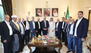 بخاري عرض مع سليمان ووفد من جبل أكروم شؤونا انمائية تهم المنطقة بخاري عرض مع سليمان ووفد من جبل أكروم شؤونا انمائية تهم المنطقة