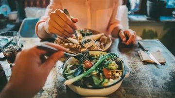 لماذا يوصي الخبراء بتناول العشاء باكرا مع دخول الشتاء؟