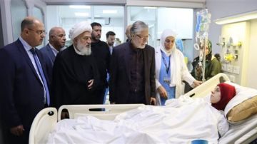 الشيخ الخطيب يطمئن على جريحة غارة الطيري في مستشفى الزهراء